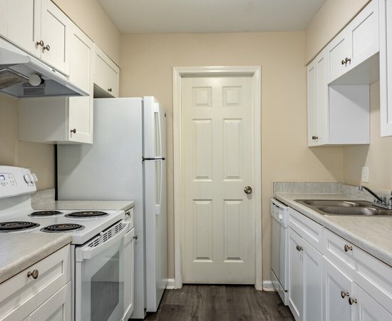 eucalyptus-and-gypsophila-in-vase-in-white-bedroom-with-gold-accents-in-background